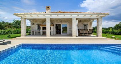 Gorgeous home in Drnis