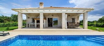 Gorgeous home in Drnis