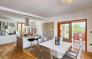 Dining - Amazing home in Salambati (Salambati)