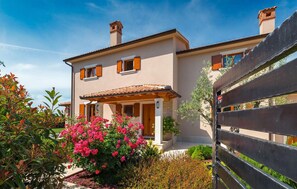 Exterior - Amazing home in Salambati (Salambati)