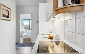 Een koelkast, een oven, een kookplaat, een vaatwasser