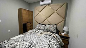 2 bedrooms, WiFi, bed sheets - Queen's Two Bedroom Apartment (Paramaribo)