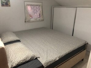 2 bedrooms, iron/ironing board, WiFi, bed sheets