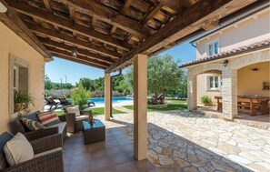 Outdoor dining - Villa Natura Mikulezi (Labin - Rabac)