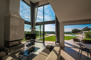 Télévision, cheminée, table de tennis de table
