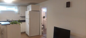 1 bedroom suite,with private entrance, in safe,quiet tree lined neighborhood.