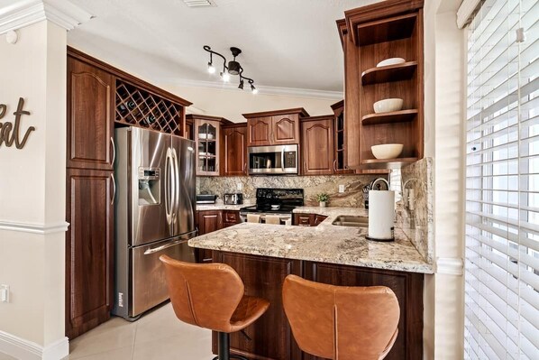 Fridge, microwave, oven, stovetop - SW Miami Oasis with playroom & basketball hoop (Cutler Bay)