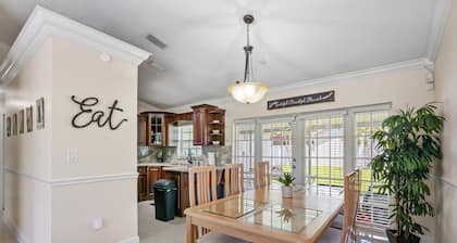 SW Miami Oasis with playroom & basketball hoop