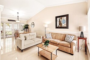 Smart TV, books - SW Miami Oasis with playroom & basketball hoop (Cutler Bay)