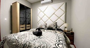 2 bedrooms, iron/ironing board, WiFi, bed sheets - Queen's Two Bedroom Apartment with Pool View (Paramaribo)
