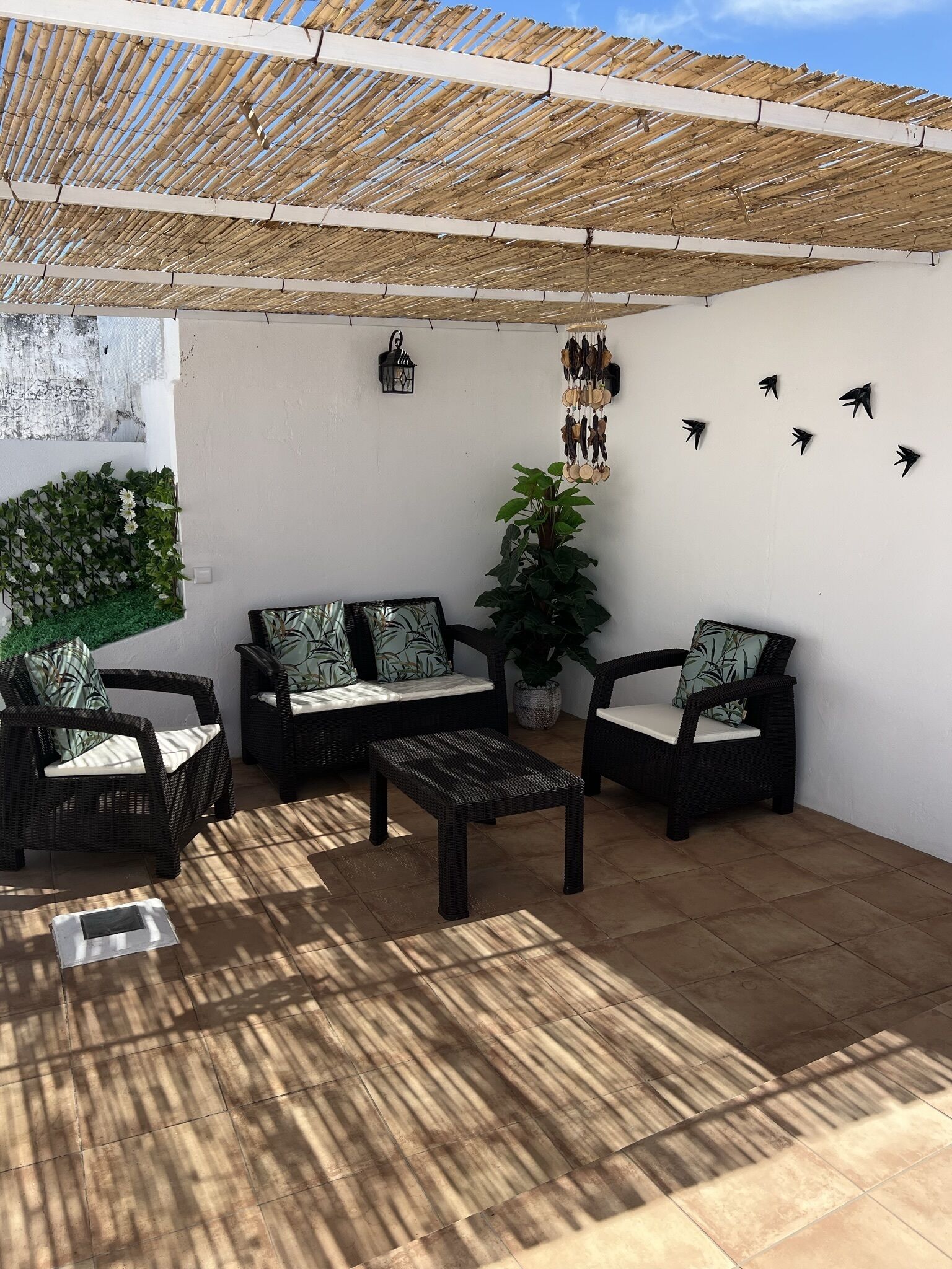 Terraço muito espaçoso, convidativo. Mobiliário de exterior e espreguiçadeiras.