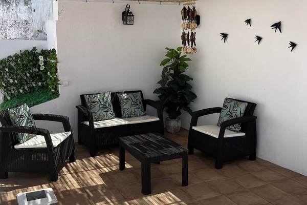 Terraço muito espaçoso, convidativo. Mobiliário de exterior e espreguiçadeiras.