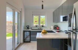 Geladeira, fogão, lava-louças, cafeteira/chaleira