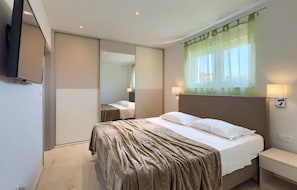 3 habitaciones, tabla de planchar con plancha y cuna de viaje