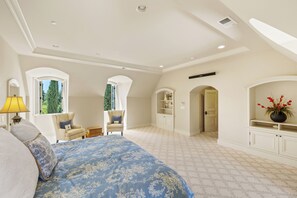 6 bedrooms, desk, WiFi, bed sheets