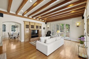 Smart TV, fireplace, table tennis