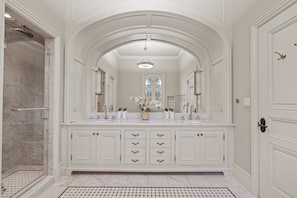 Jetted tub, hair dryer, bidet, towels