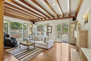 Smart TV, fireplace, ping pong - Luxurious Vintage French Chateau (Los Altos Hills)