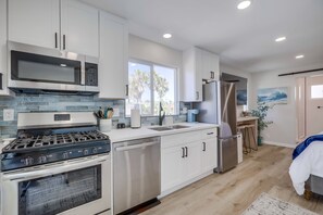 Kjøleskap, mikrobølgeovn, ovn og kokeplater