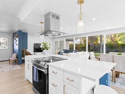 Luxury Dream Home with HOT TUB