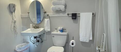 Ein modernes Badezimmer mit Toilette, Waschbecken und Dusche.