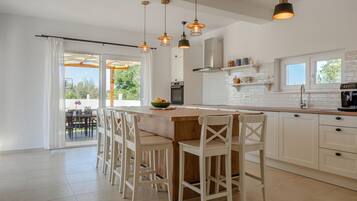 Fridge, oven, dishwasher, coffee/tea maker