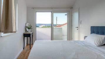 4 bedrooms, iron/ironing board, travel crib, free WiFi