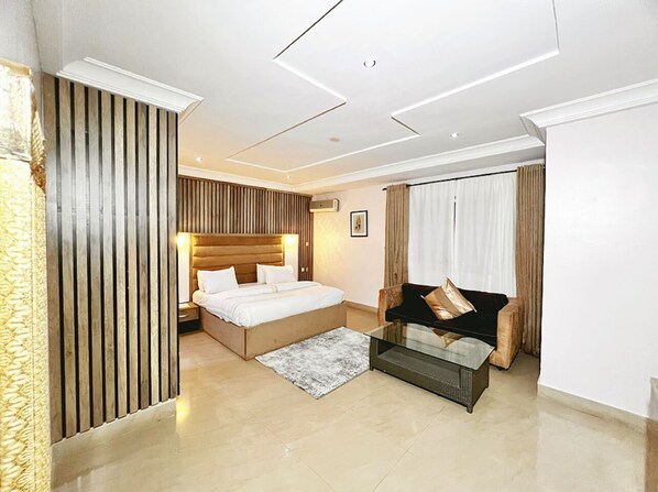 Deluxe Gold | Skrivbord och gratis wi-fi