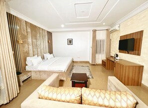 Deluxe Gold | Skrivbord och gratis wi-fi