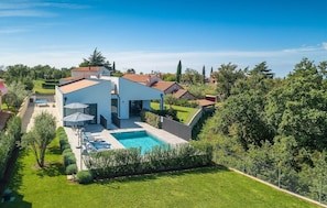 A heated pool - Gorgeous home in Burici (Burici)