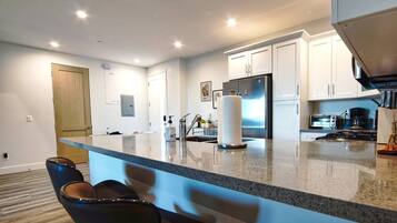 Coffee/tea maker, fridge, microwave, oven