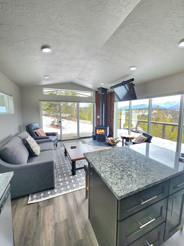 Smart TV, fireplace - Wooly Bear Cabin, Mountain Haven in Big Sky (Big Sky)