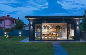 Outdoor dining - Beautiful home in Pula (Pula)