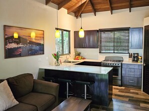Refrigerador, horno, parrilla de estufa y cafetera y tetera 