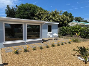 Terrace/patio - Amazing beach bungalow in Ormond by the Sea close to the beach and intracoastal! (Ormond Beach)