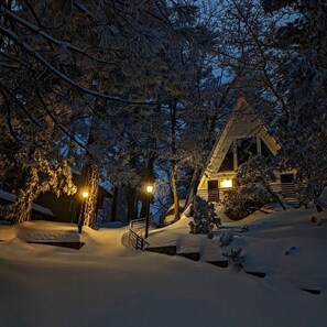Exterior - Luxury summer Scandia A-Frame mountain Chalet +Hot Tub, EV & Pet friendly (Running Springs)