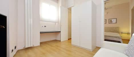 1 habitación, tabla de planchar con plancha, wifi y ropa de cama