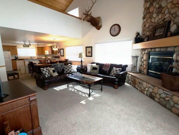 Living area - Firelight Cabin Townhome, Cozy Mountain Comfort (Big Sky)