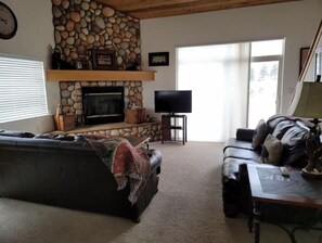 Living area - Firelight Cabin Townhome, Cozy Mountain Comfort (Big Sky)