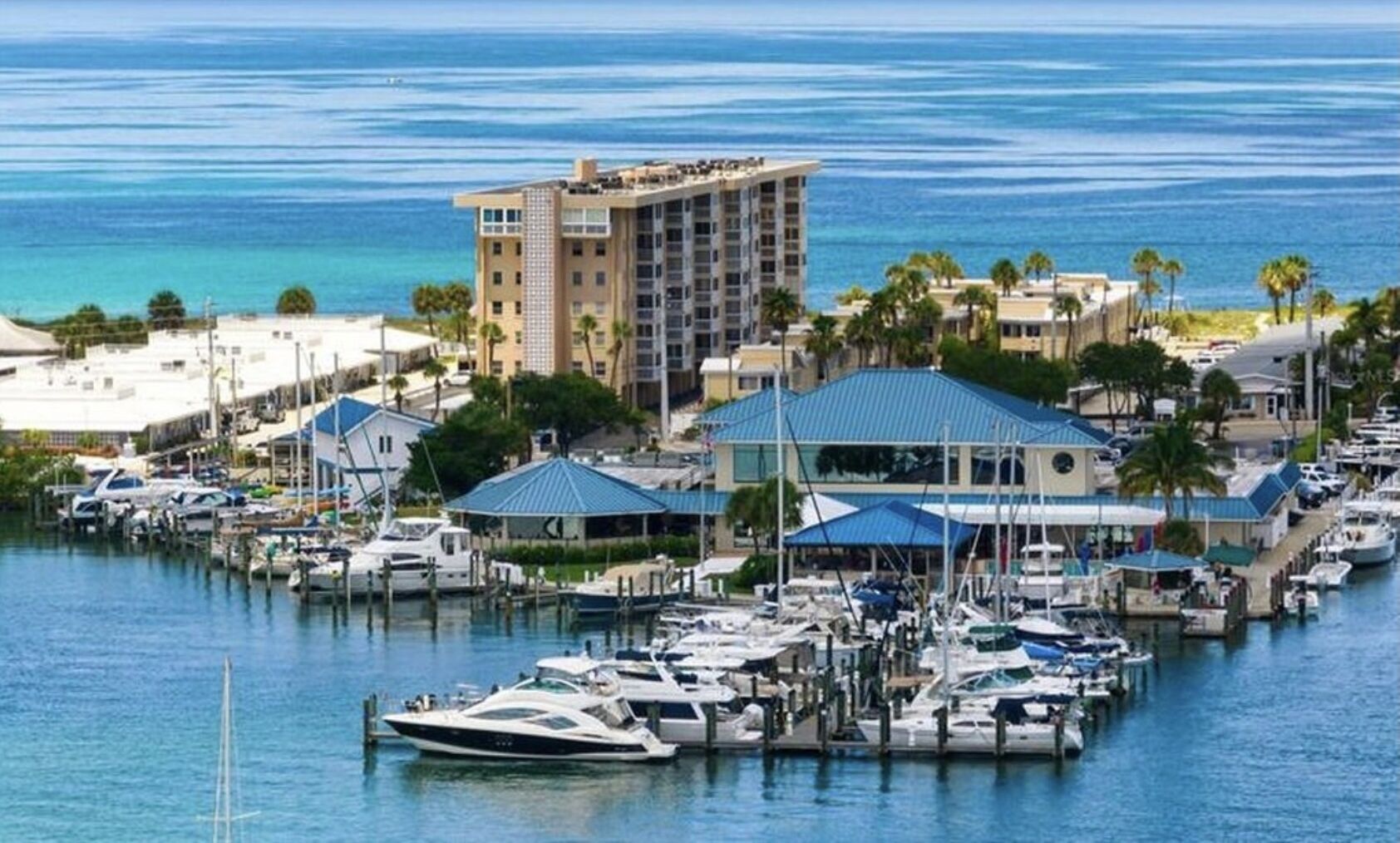 Cozy condo on the beach, downtown