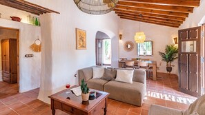 Een televisie en een open haard