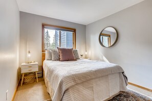 2 Schlafzimmer, Schreibtisch, Bügeleisen/Bügelbrett, Reisekinderbett