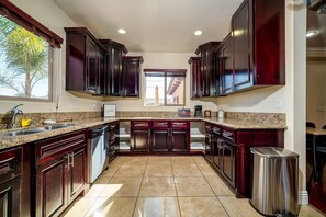Fridge, microwave, oven, stovetop - Dreamscape LA (Hawthorne)