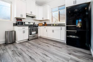 Fridge, microwave, oven, stovetop - Dreamscape LA (Hawthorne)