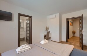 4 bedrooms, iron/ironing board, travel cot, free WiFi