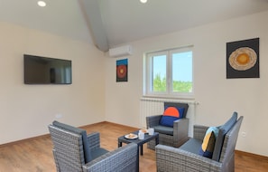 Fernseher, Kamin, Tischtennisplatte