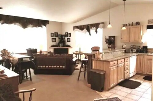 Cheerful 2 bedroom with Montana cozy cabin feel