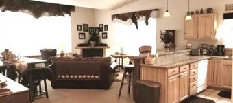 Cheerful 2 bedroom with Montana cozy cabin feel