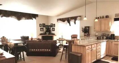 Cheerful 2 bedroom with Montana cozy cabin feel