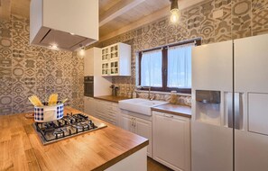 Kühlschrank, Ofen, Geschirrspüler, Wasserkocher mit Kaffee-/Teezubehör